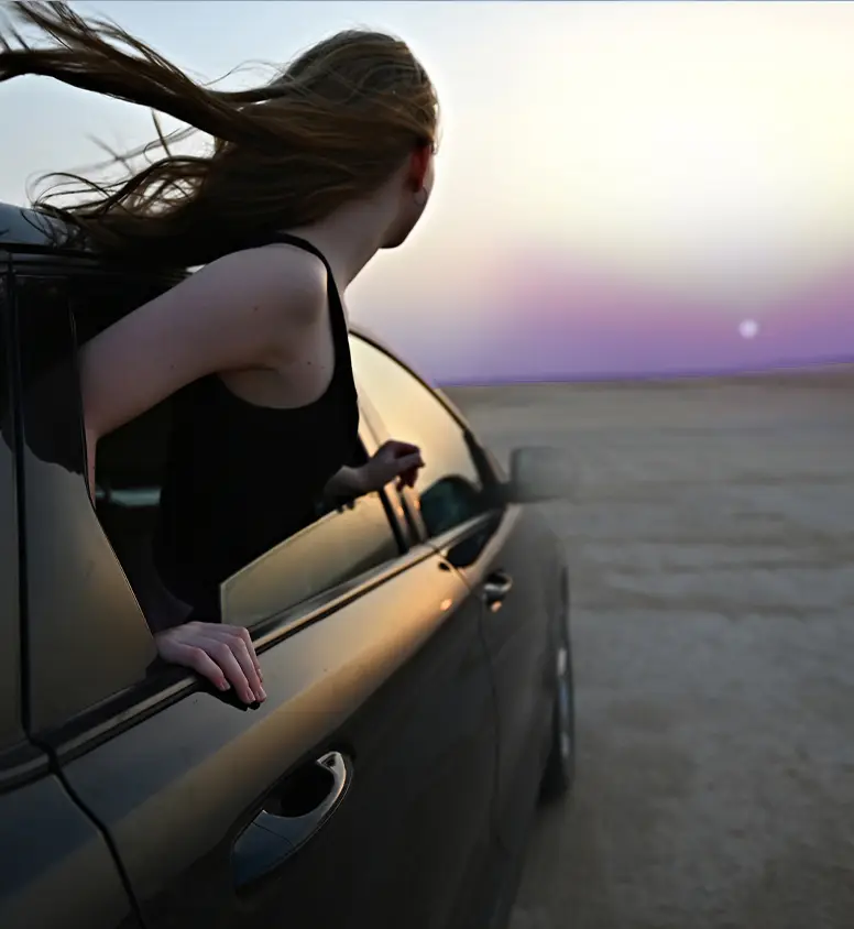 MOBILE_girl_car